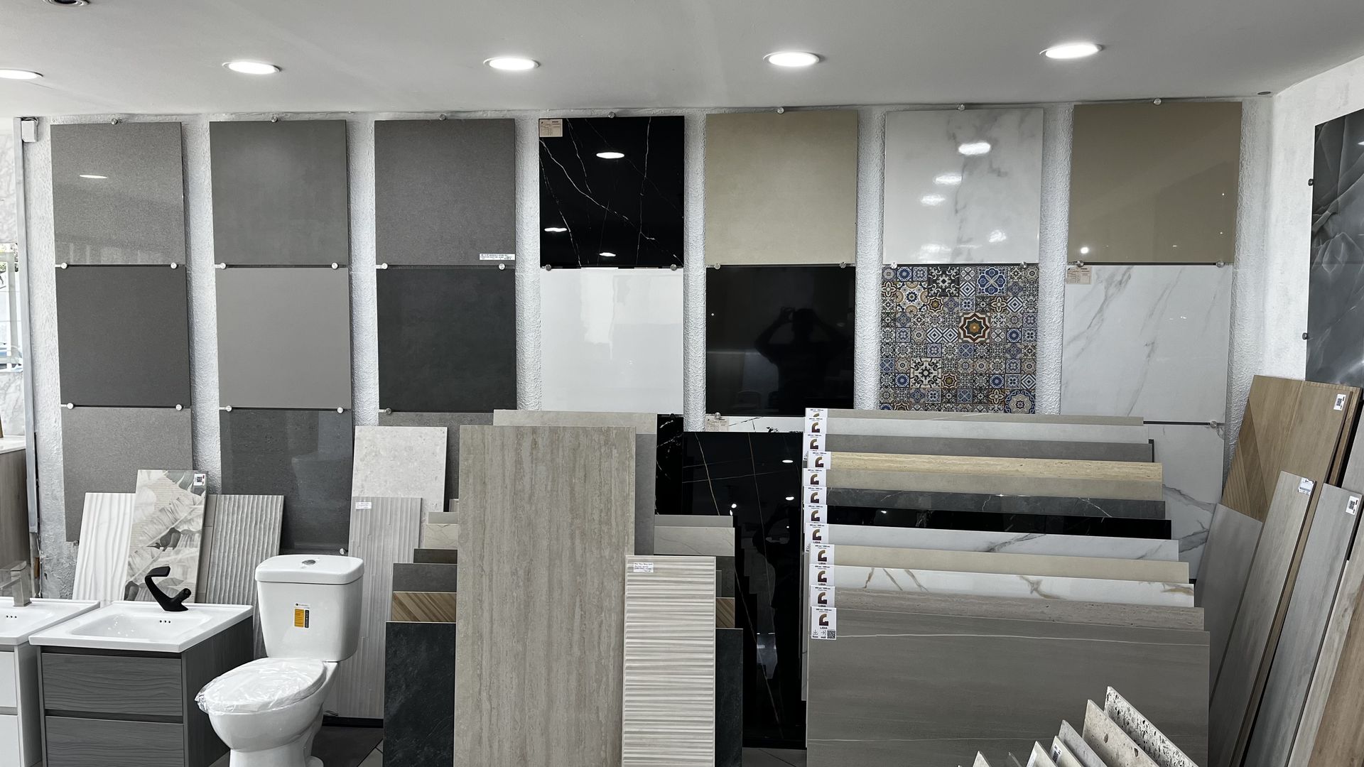 Muro de muestras de porcelanato y mármol