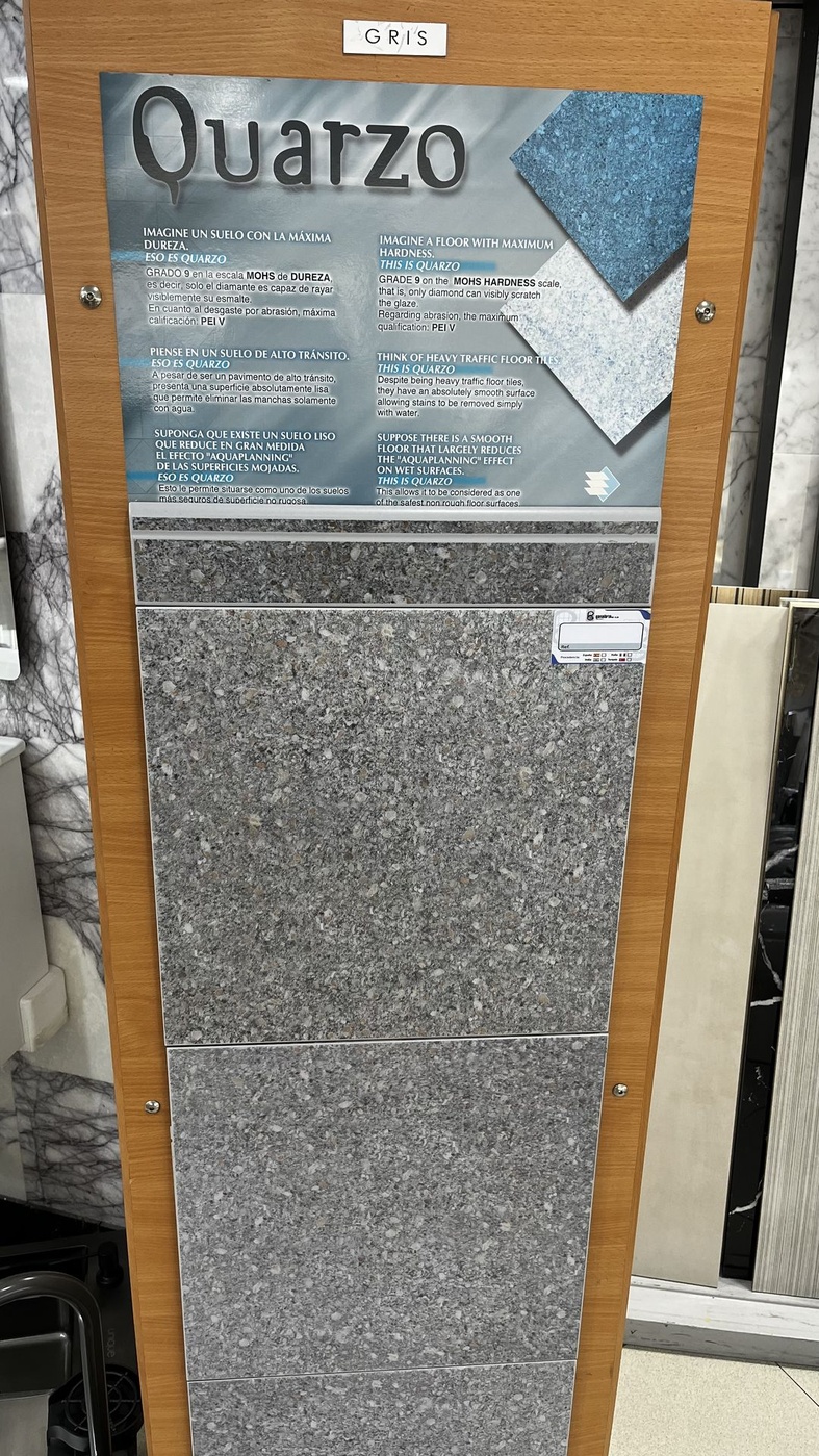 Granito de gran formato en exhibición
