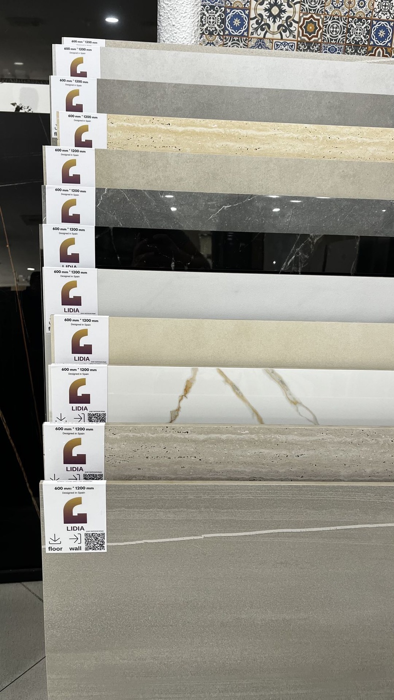 Láminas de mármol y travertino importado en showroom