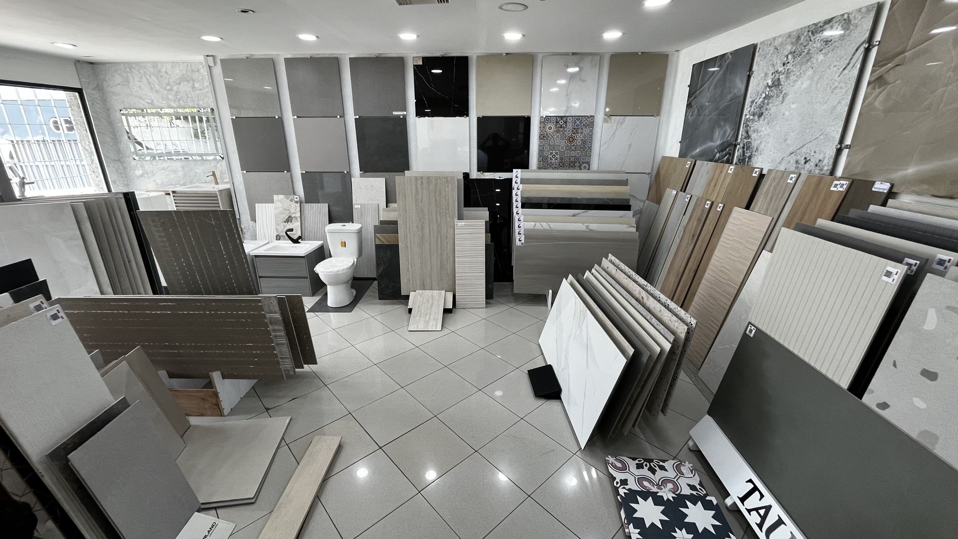 Planchas y láminas en exhibición