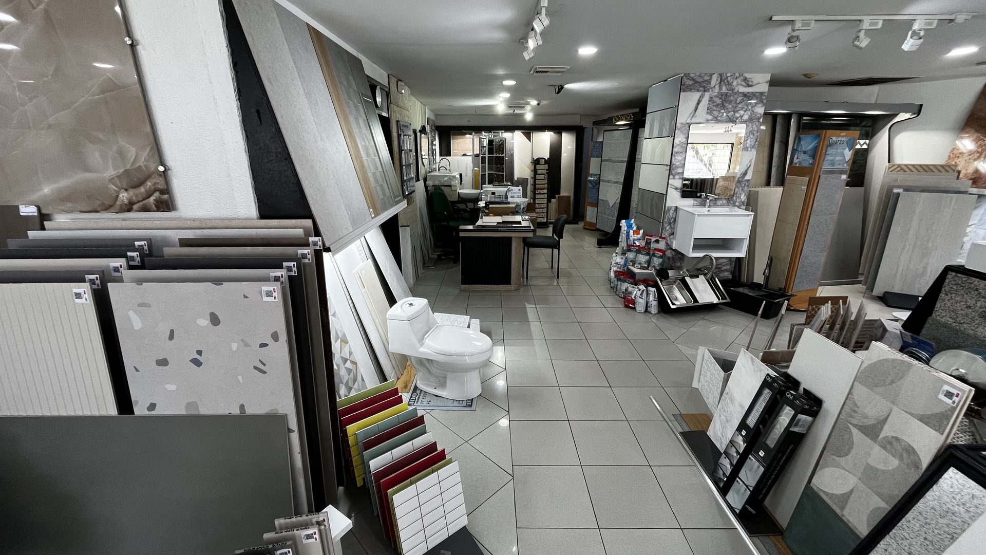 Pasillo de exhibición del showroom